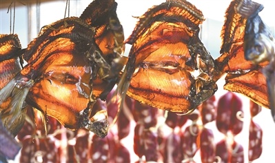 泛着金黄色光泽的鱼干