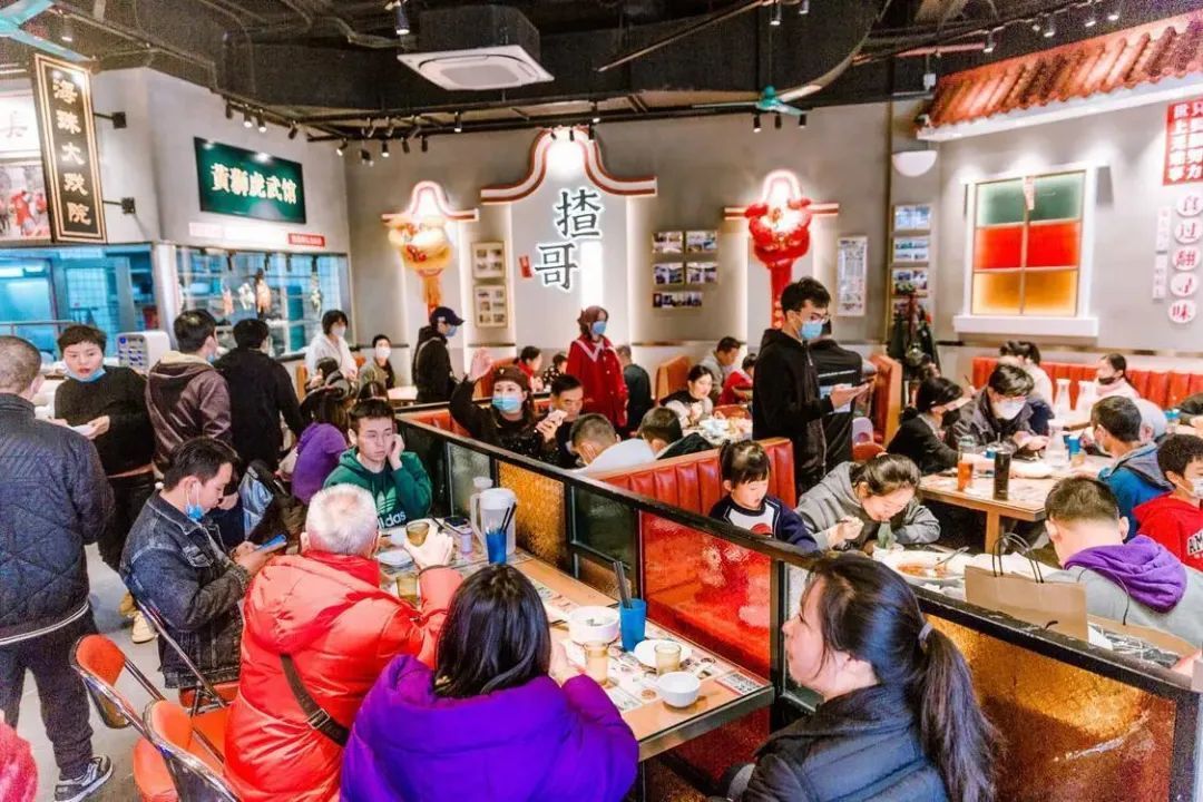 佛罗伦萨小镇内的餐厅挤满了前来就餐的市民。王伟楠 摄