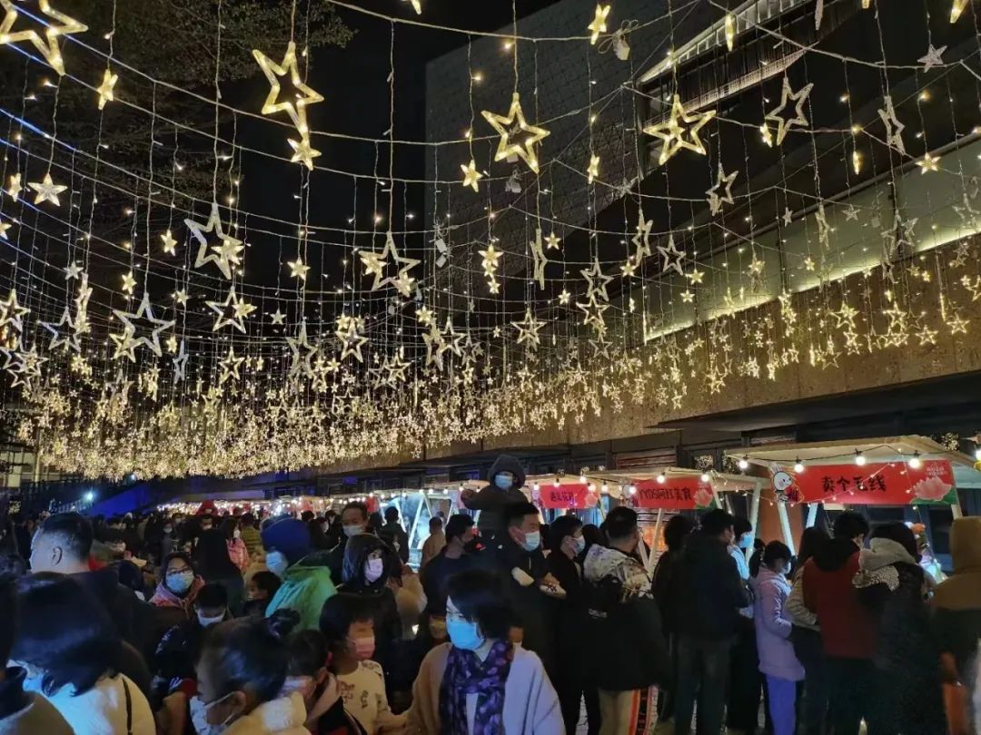 12月31日晚，三水区云东海新春湖畔露营市集开业。