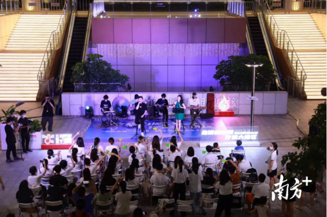 大学生记者在“火柴盒”松山湖城市艺术time活动中嗨唱。