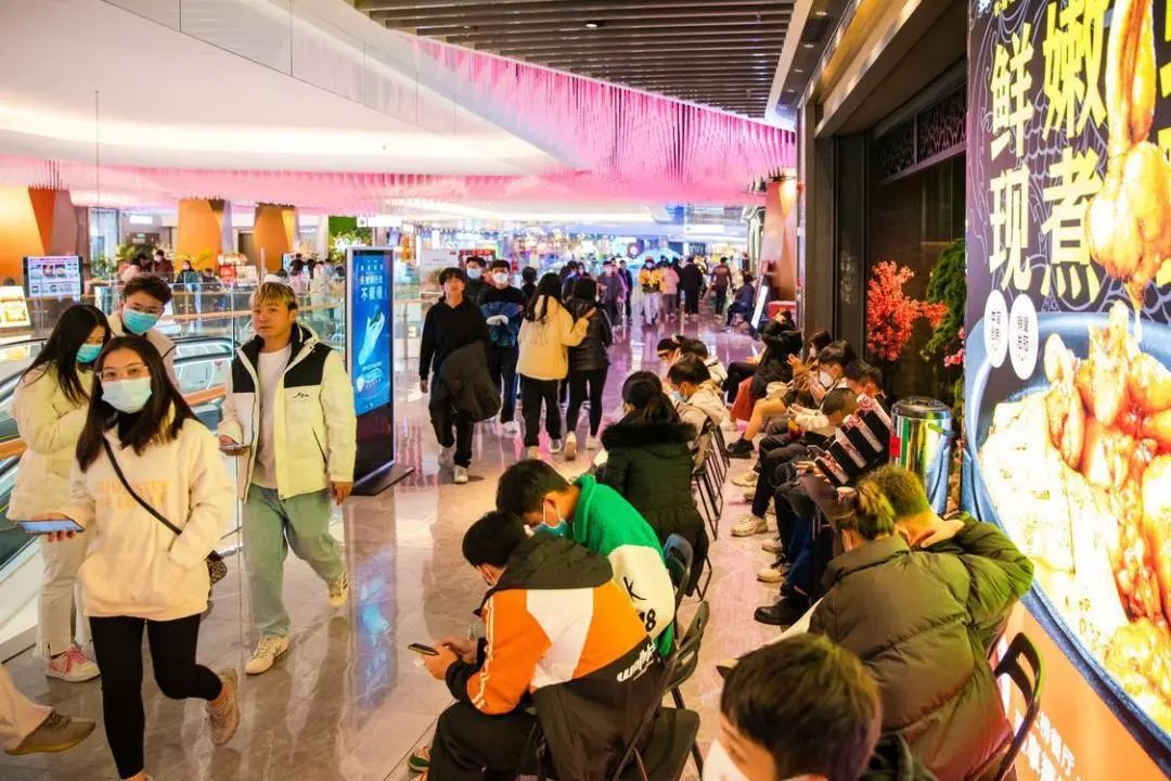 王府井紫薇港商圈再现了久违的排队就餐场景，烟火气已经回归。