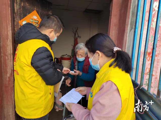 志愿者当“跑腿小哥”把药品送给不方便出门的人,惠州市委宣传部供图