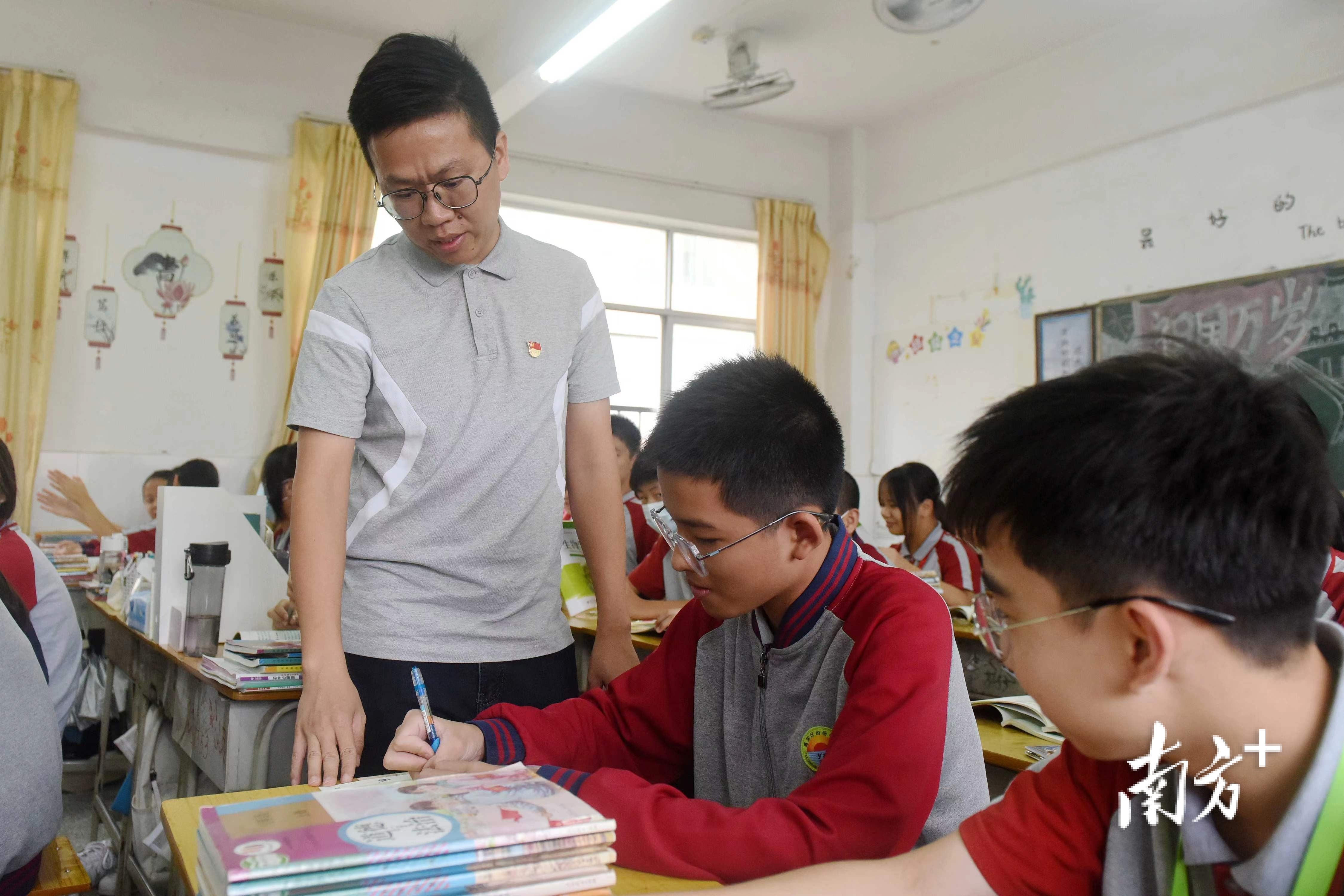 惠阳乡村教师彭奕祥正在辅导学生。 南方日报记者 梁维春 摄 惠阳乡村教师彭奕祥正在辅导学生。 南方日报记者 梁维春 摄