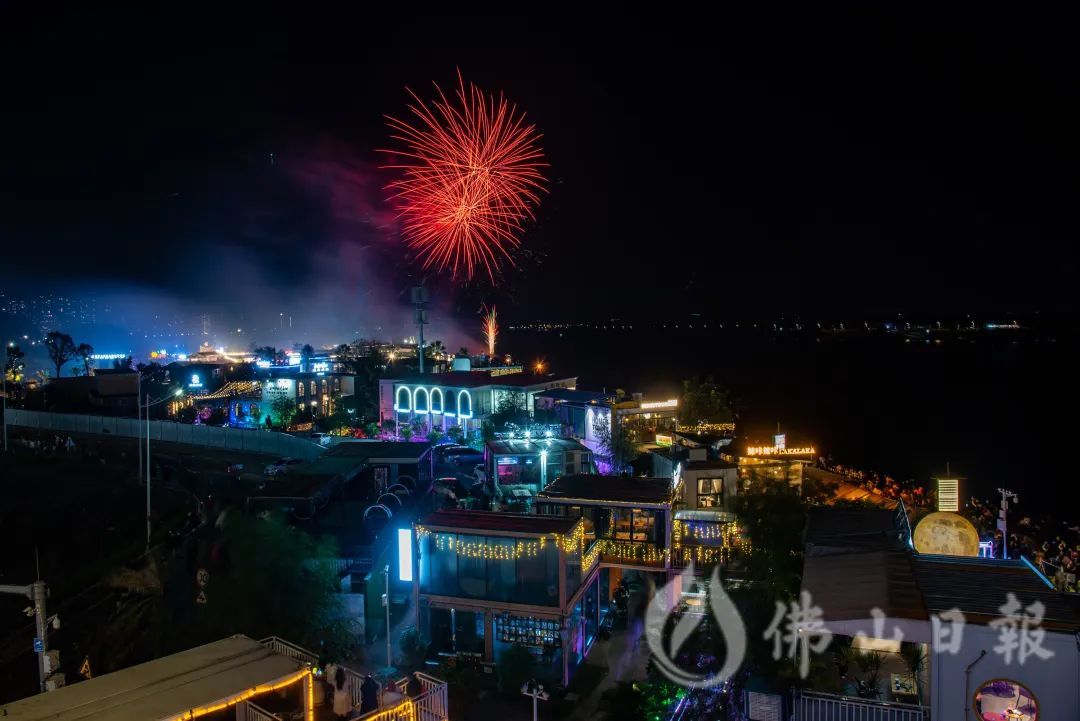 一场仪式感满满的烟火盛宴将跨年活动推向高潮。