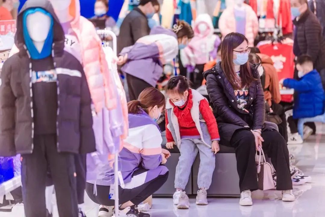 位于南海区广佛交界的佛罗伦萨小镇客流如织，市民争先挑选商品。王伟楠 摄