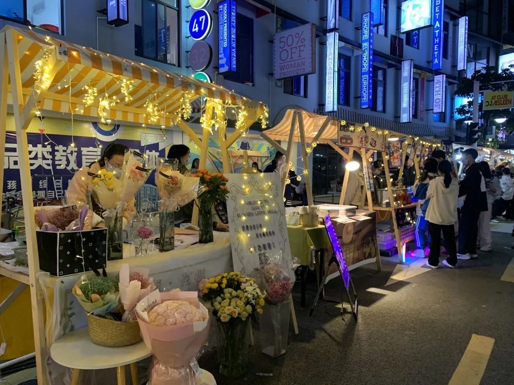 新商业城的网红天街集市，特色小吃、饮品琳琅满目。