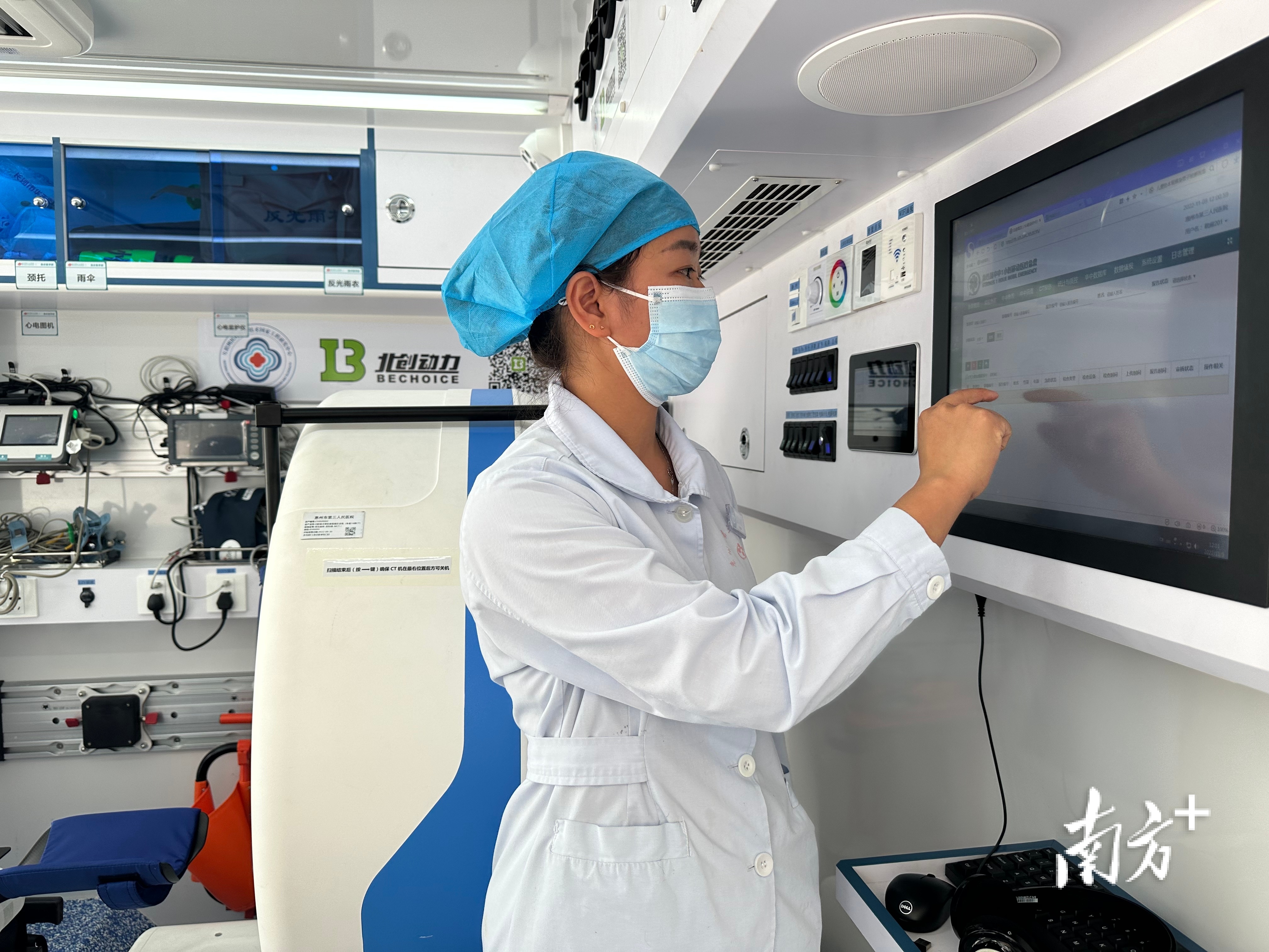 在路边救人的护士温伟莲被称为“惠州女侠”,惠州市第三人民医院供图。