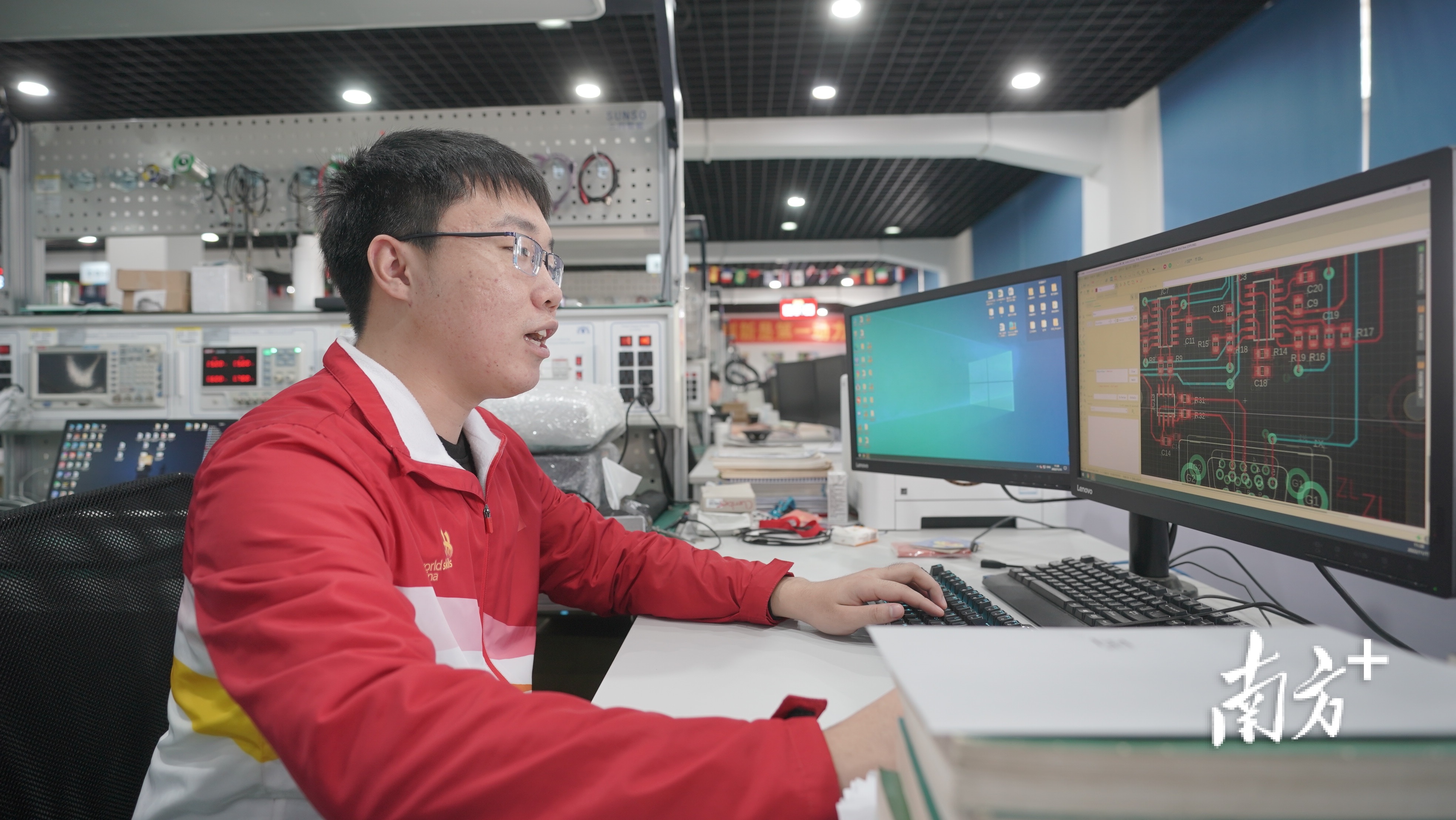 刘泽龙在绘制电路图