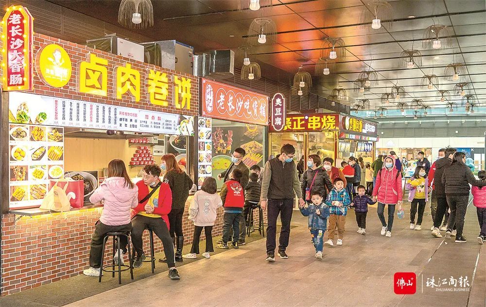 在北滘悦然广场，不少市民前来逛商圈、品美食。图/何冠洪