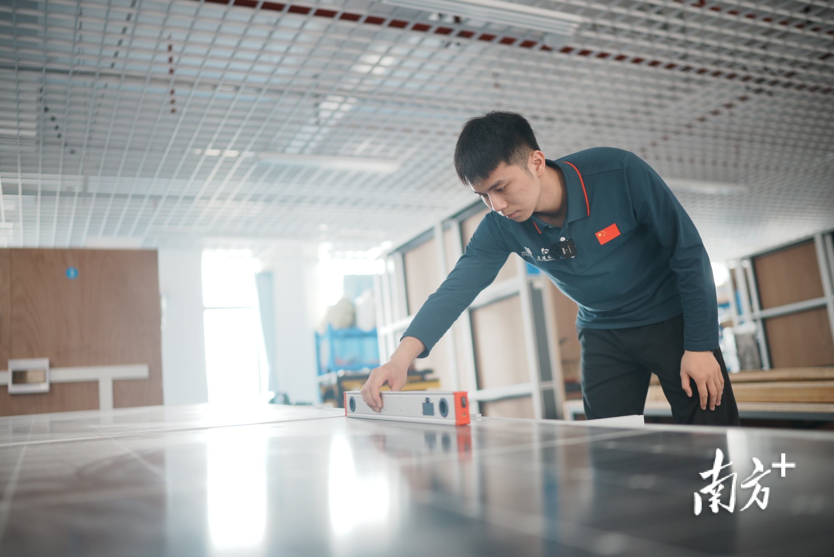 陈智勇在为光伏发电板测量倾角