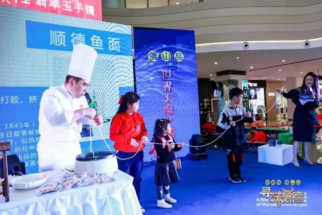 ▲厨师现场展示长长的渔面。