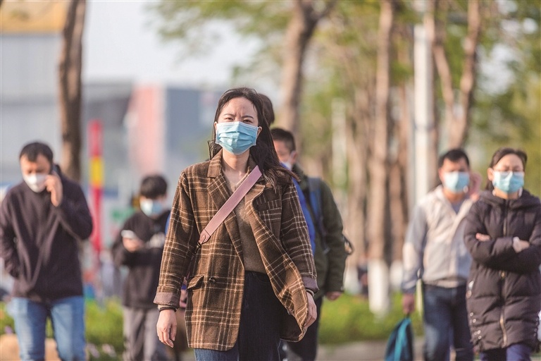 2023年1月5日，阳光明媚天气暖和，顺德区北滘镇人昌路，上班族匆匆来往。王伟楠 摄