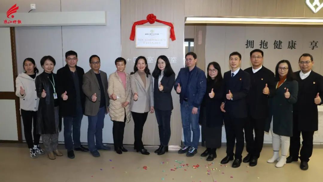 南海新乡贤关杰初、吴绮兰伉俪向九江医院捐赠了一批先进医疗设备。