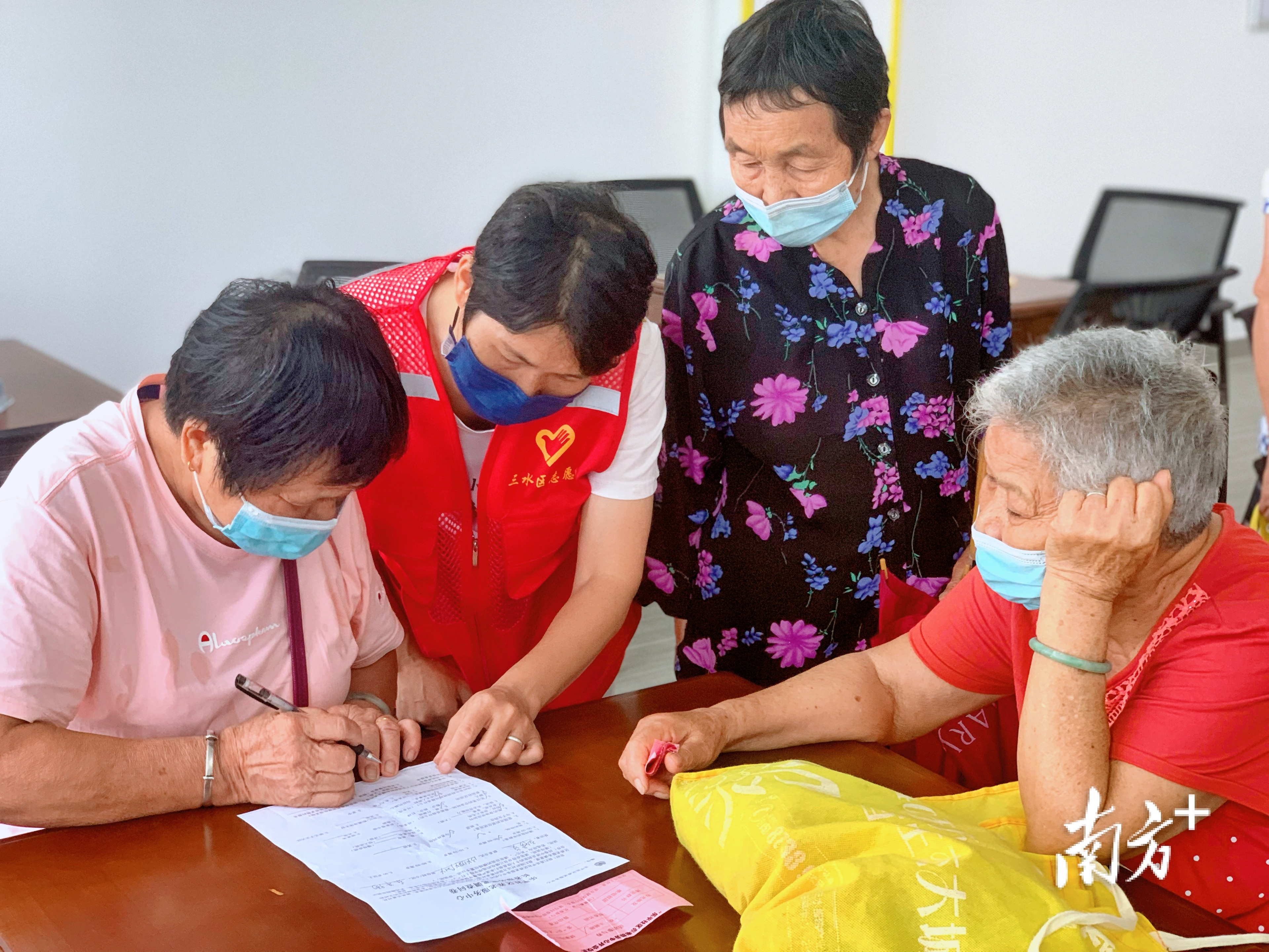 三水通过“慈善+社工+志愿者”的模式,不断提升慈善工作质量。