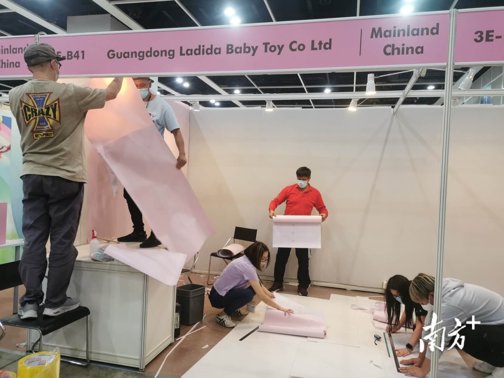 佛山企业紧锣密鼓布置展位，迎接展会开幕。
