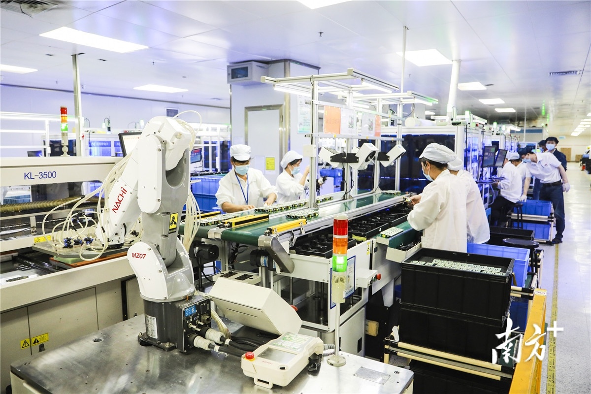 东莞高新技术企业迈思普电子生产车间，在整洁的生产车间里，18条生产线开足马力，抓紧生产着各种开关电源适配器。