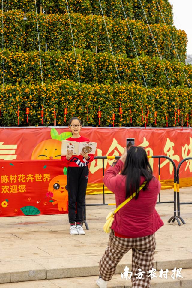 市民正在和年桔塔合影