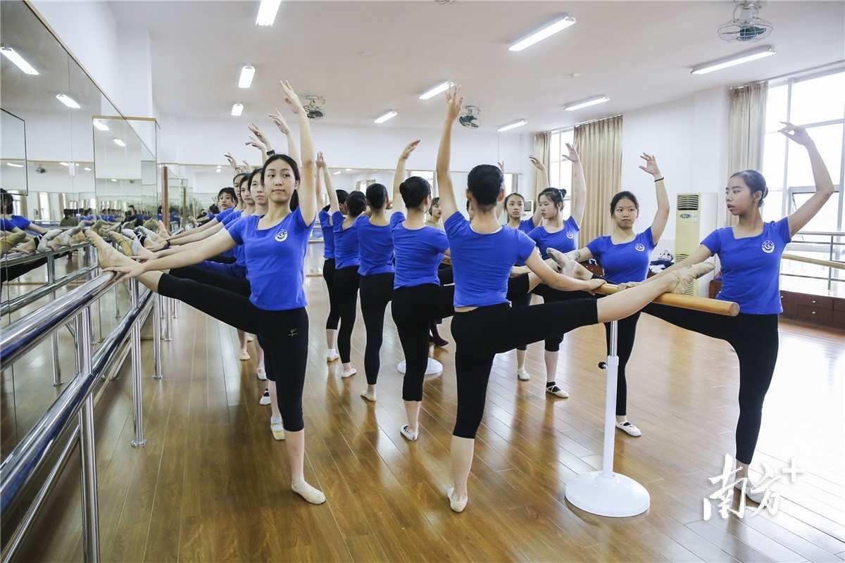莞中深入探讨该培养什么样的学生，以品牌创建为契机，返璞归真提出：守护教育终极价值，构建教育生态平衡。