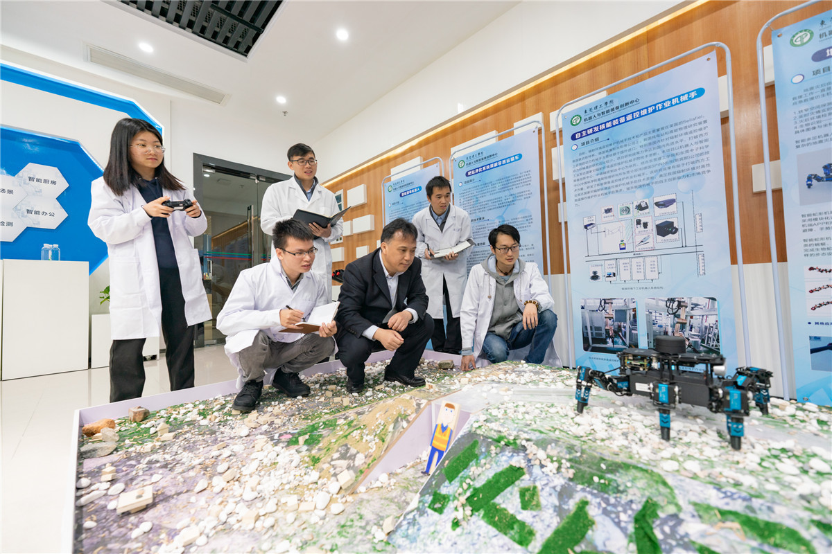 东莞理工学院机器人与智能装备创新中心工作人员对机器人进行研究与测试