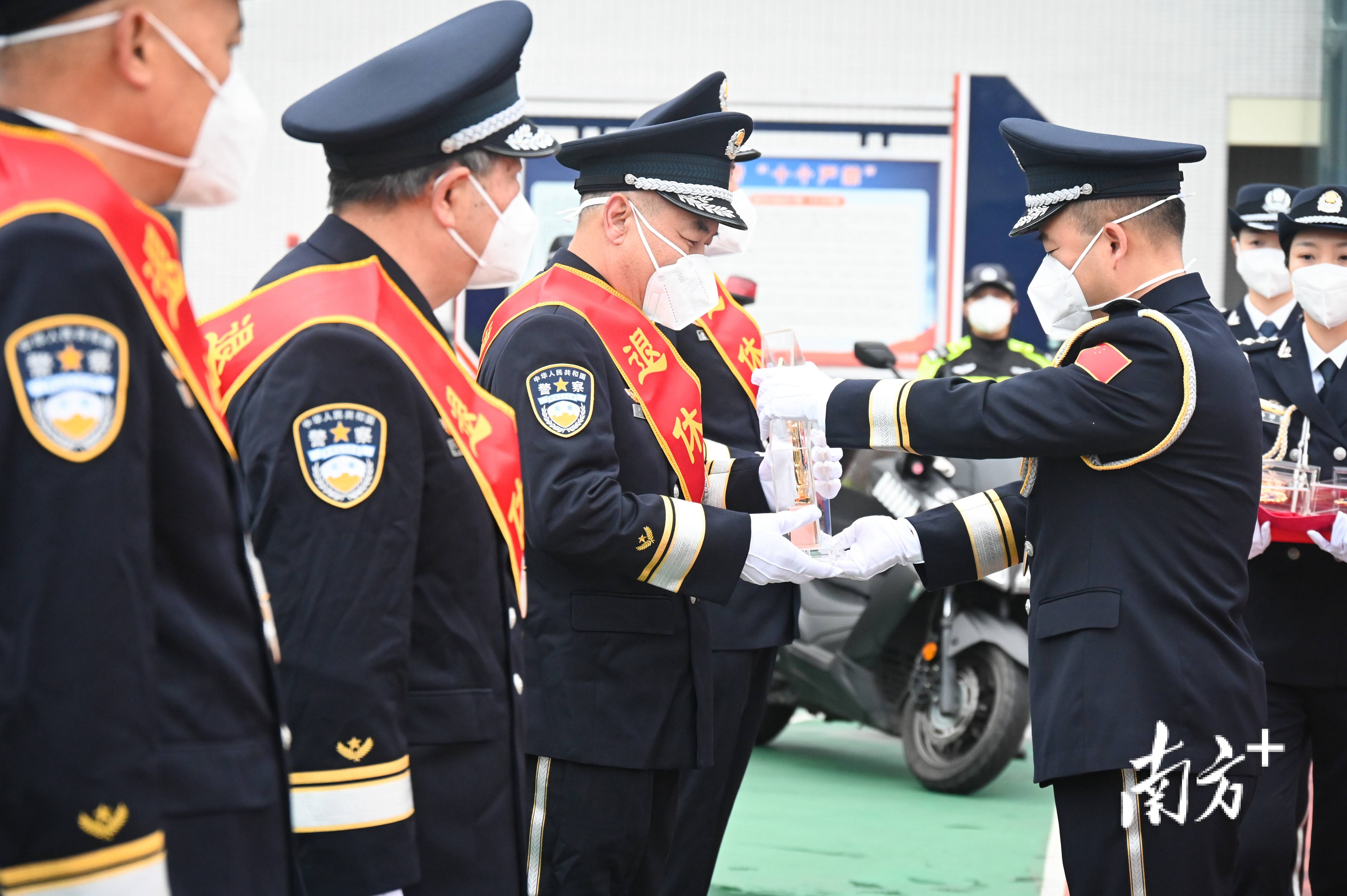 “薪火相传,扛旗争先”老民警荣休仪式。张晓欣 摄 “薪火相传,扛旗争先”老民警荣休仪式。张晓欣 摄