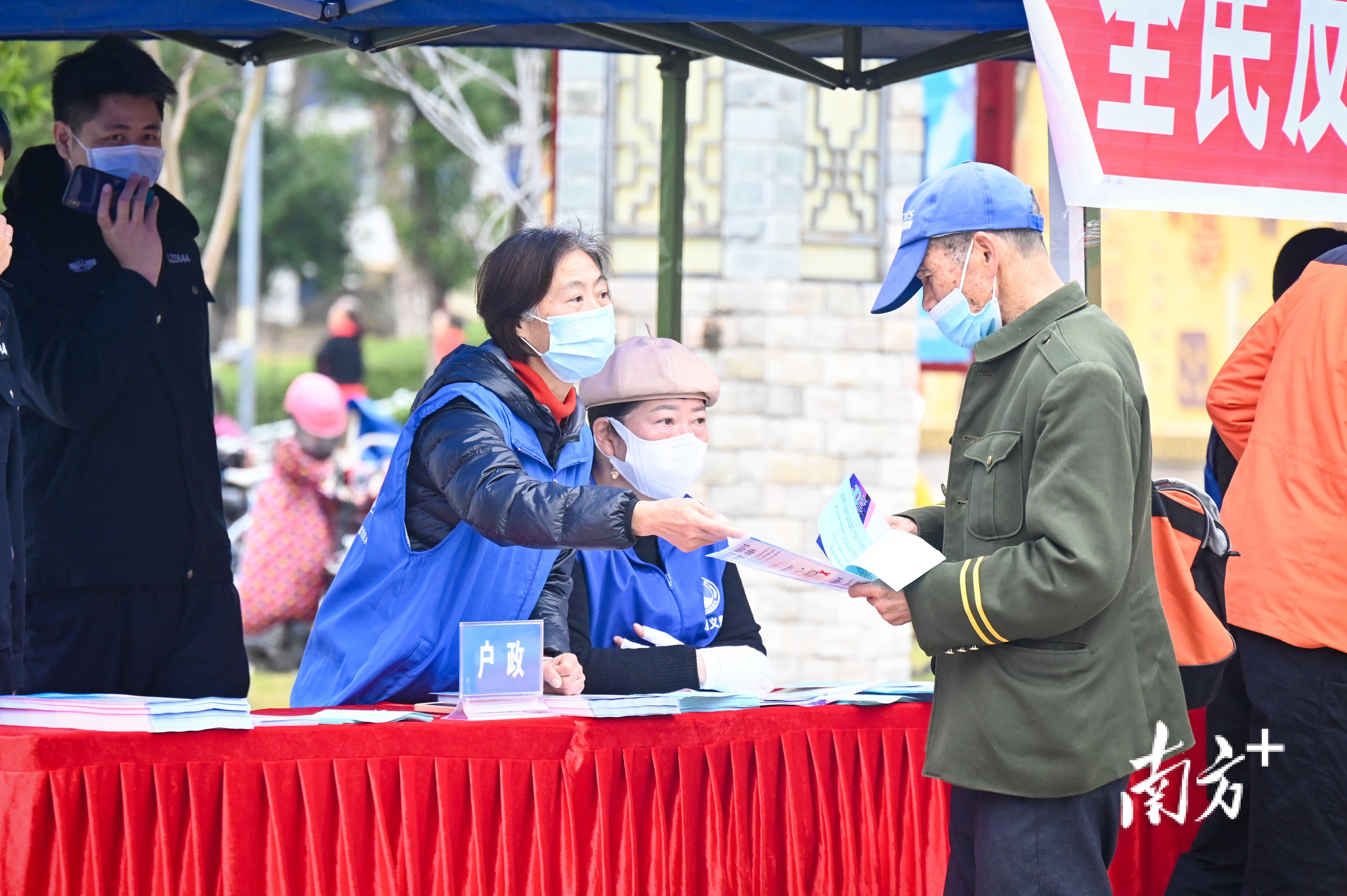 向现场群众宣传安全防范相关知识。张晓欣 向现场群众宣传安全防范相关知识。张晓欣