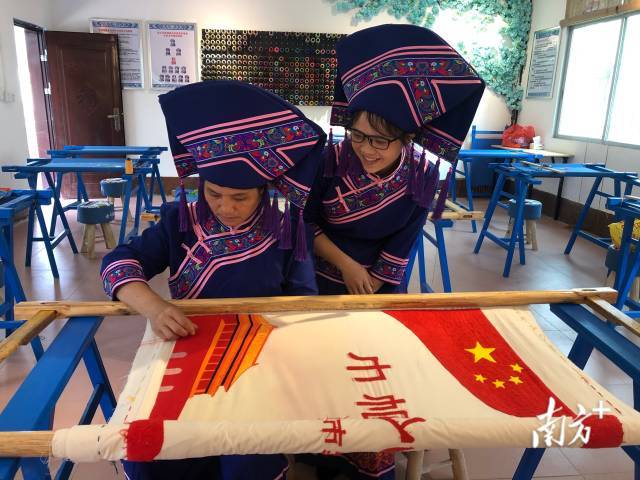 壮族绣娘在合作社从事刺绣。