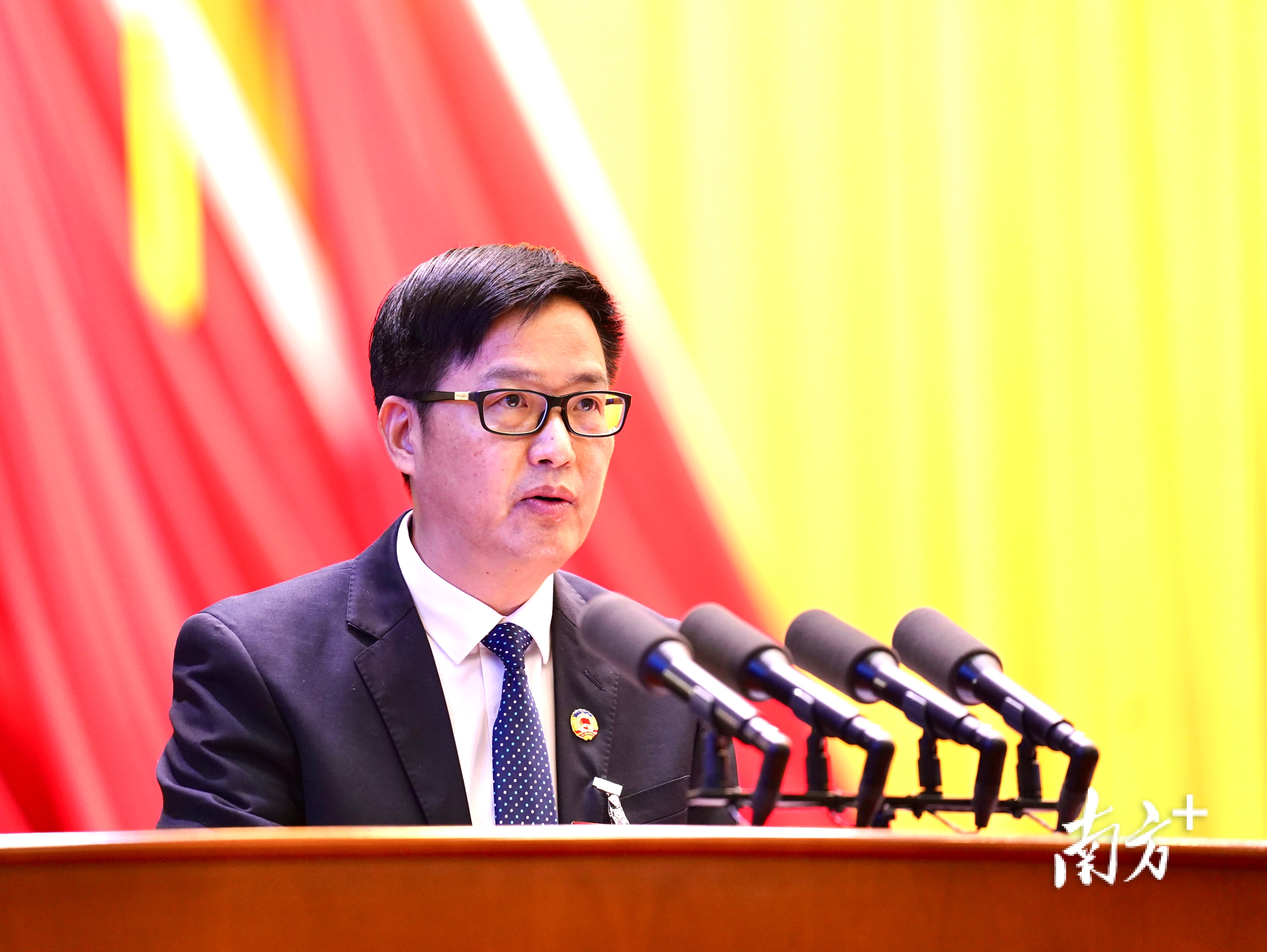 顺德区政协主席冼阳福代表政协第十五届顺德区委员会常务委员会，向大会作工作报告。姚佳烁摄