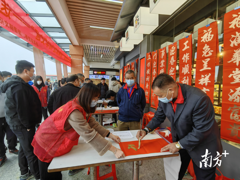 源潭诗书画协会为市民现场挥毫，送出春联。
