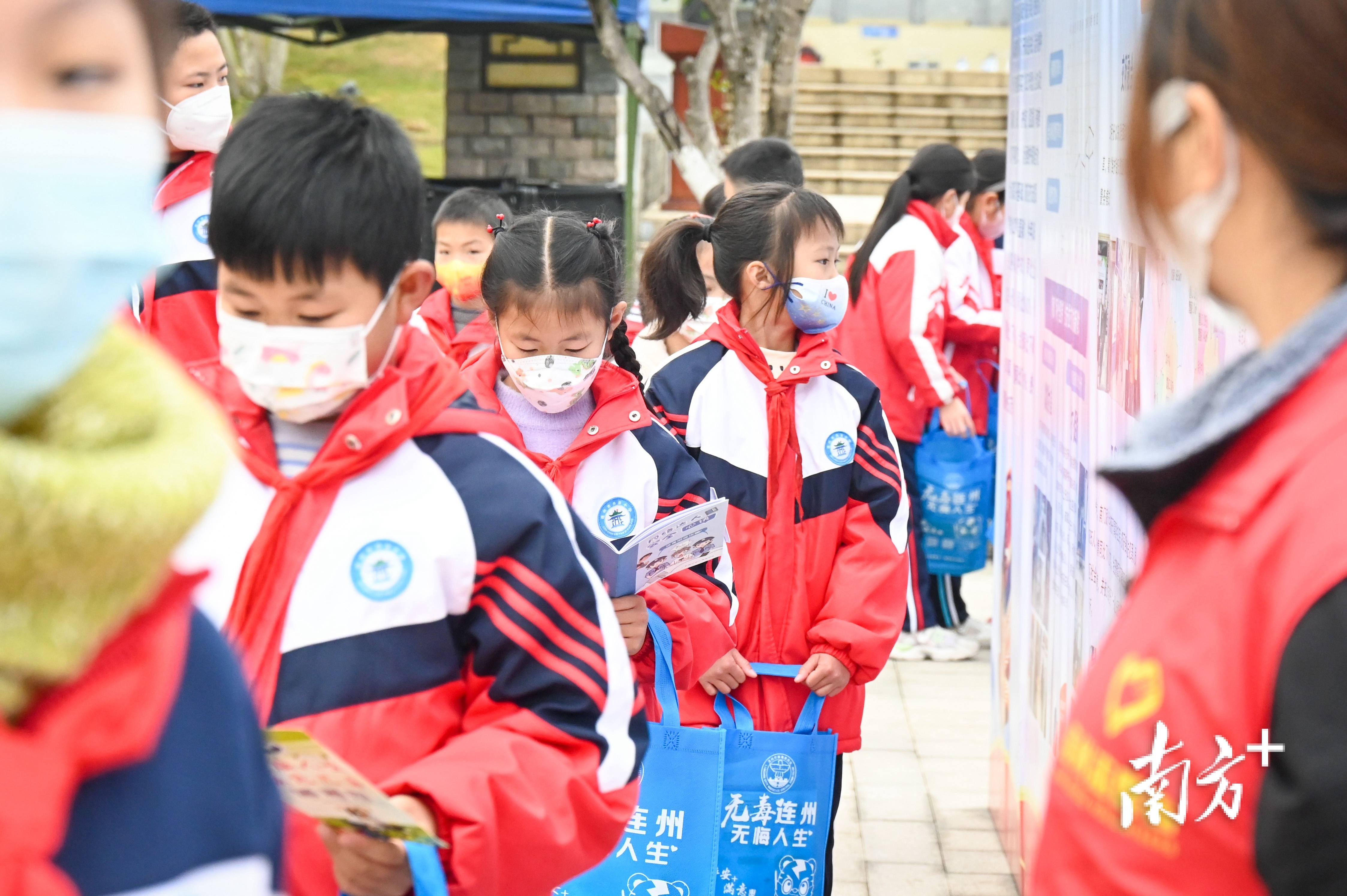 学生在参观活动展区。张晓欣 摄 学生在参观活动展区。张晓欣 摄