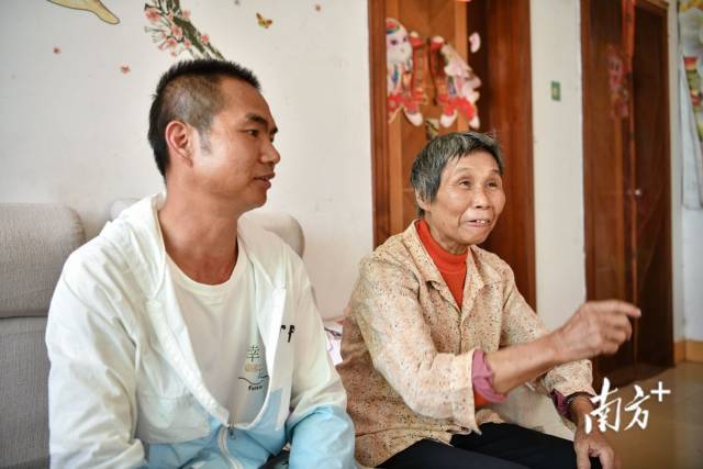 “有母亲才有我,作为儿子我要养她到老。”长期看护生病的母亲虽然忙碌劳累,但蒋学洋始终毫无怨言。曾亮超 摄