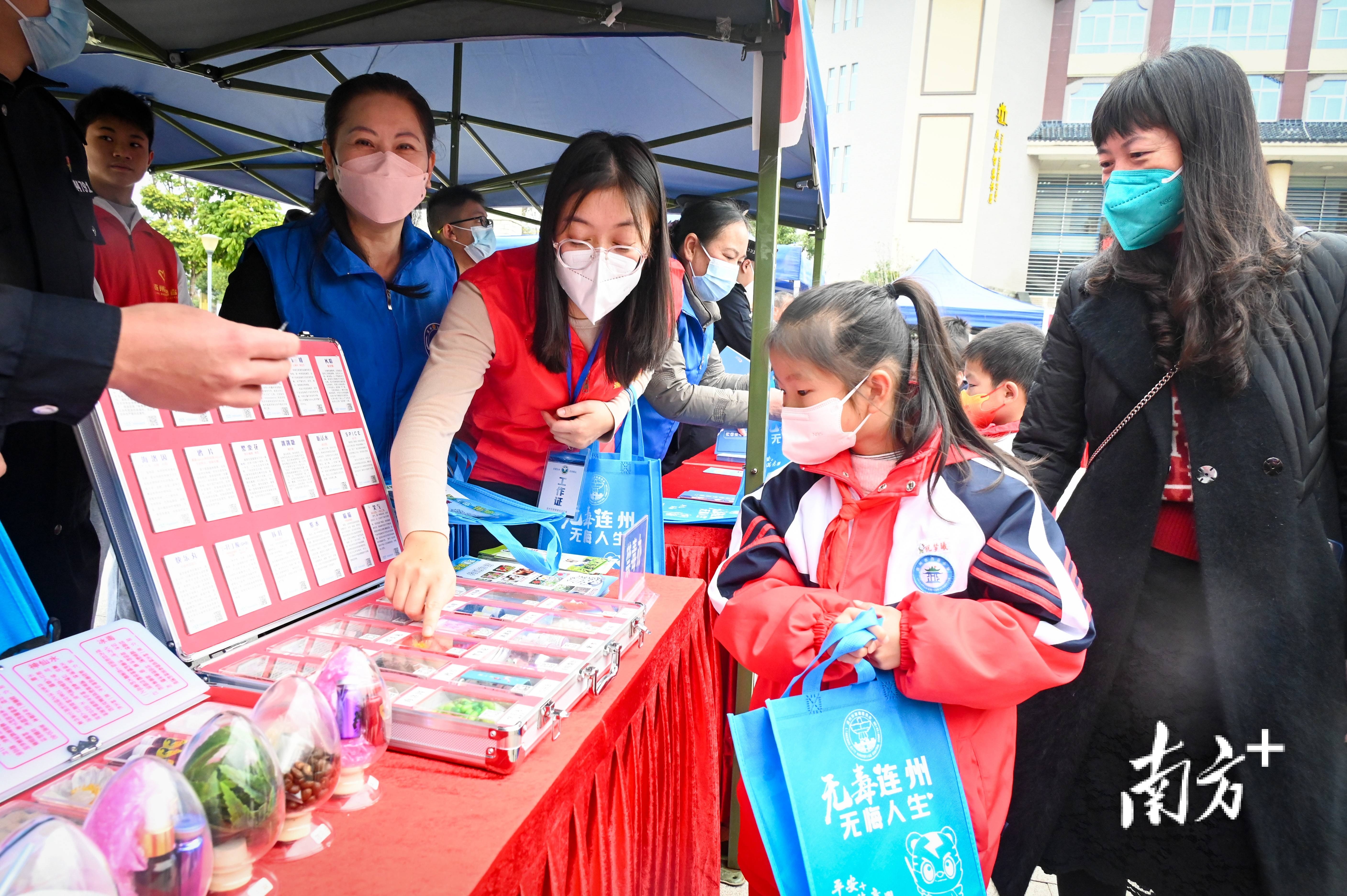 向现场群众宣传安全防范相关知识。 张晓欣 摄 向现场群众宣传安全防范相关知识。 张晓欣 摄