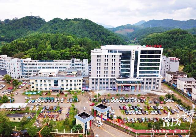 在清远、广州、佛山的三甲医院全面托管和对口帮扶下,连山人民医院多项专科攻坚取得新突破,三、四级手术数量创历史新高。梁素雅 摄