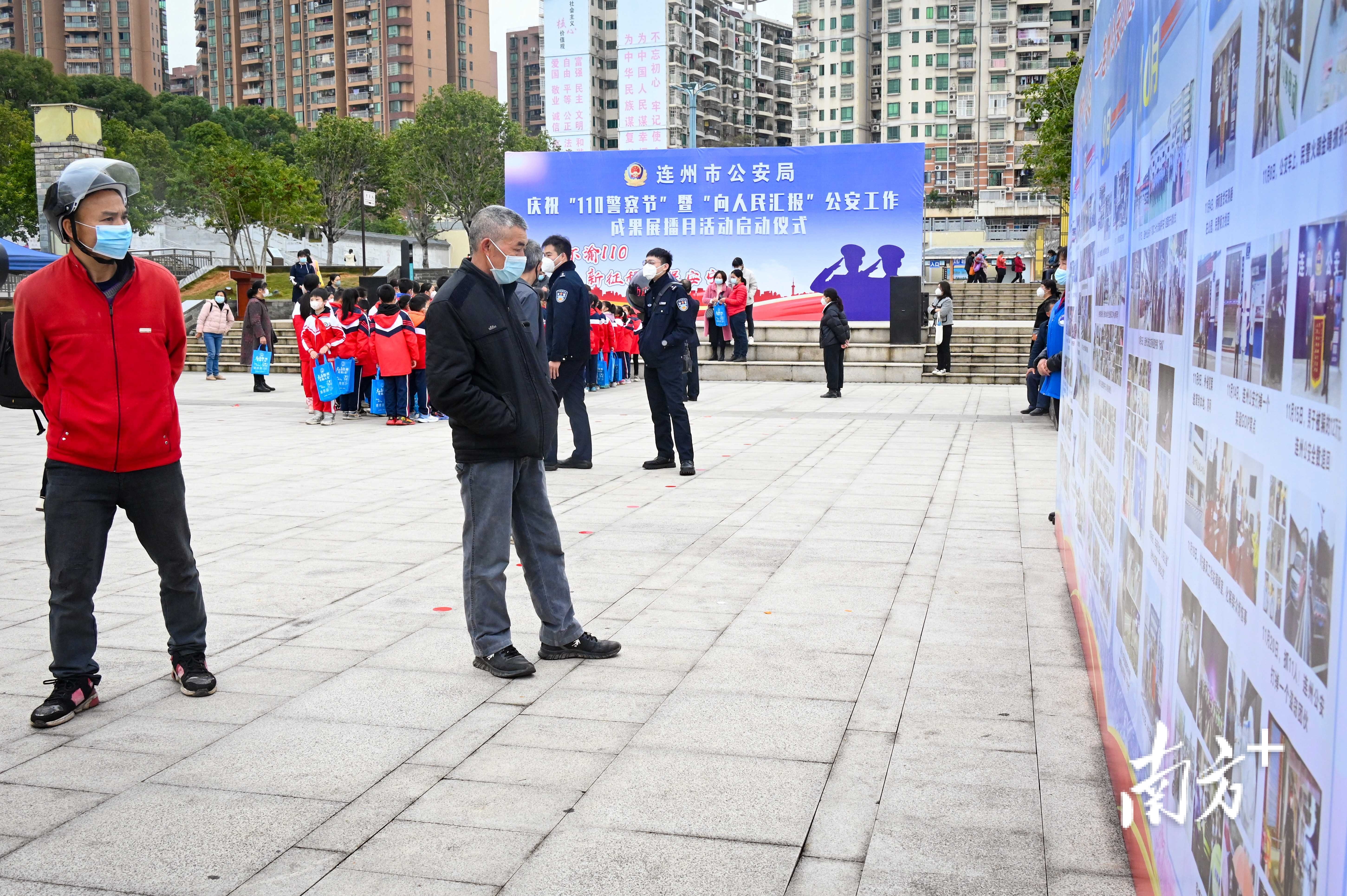 市民参观展区。张晓欣 摄 市民参观展区。张晓欣 摄