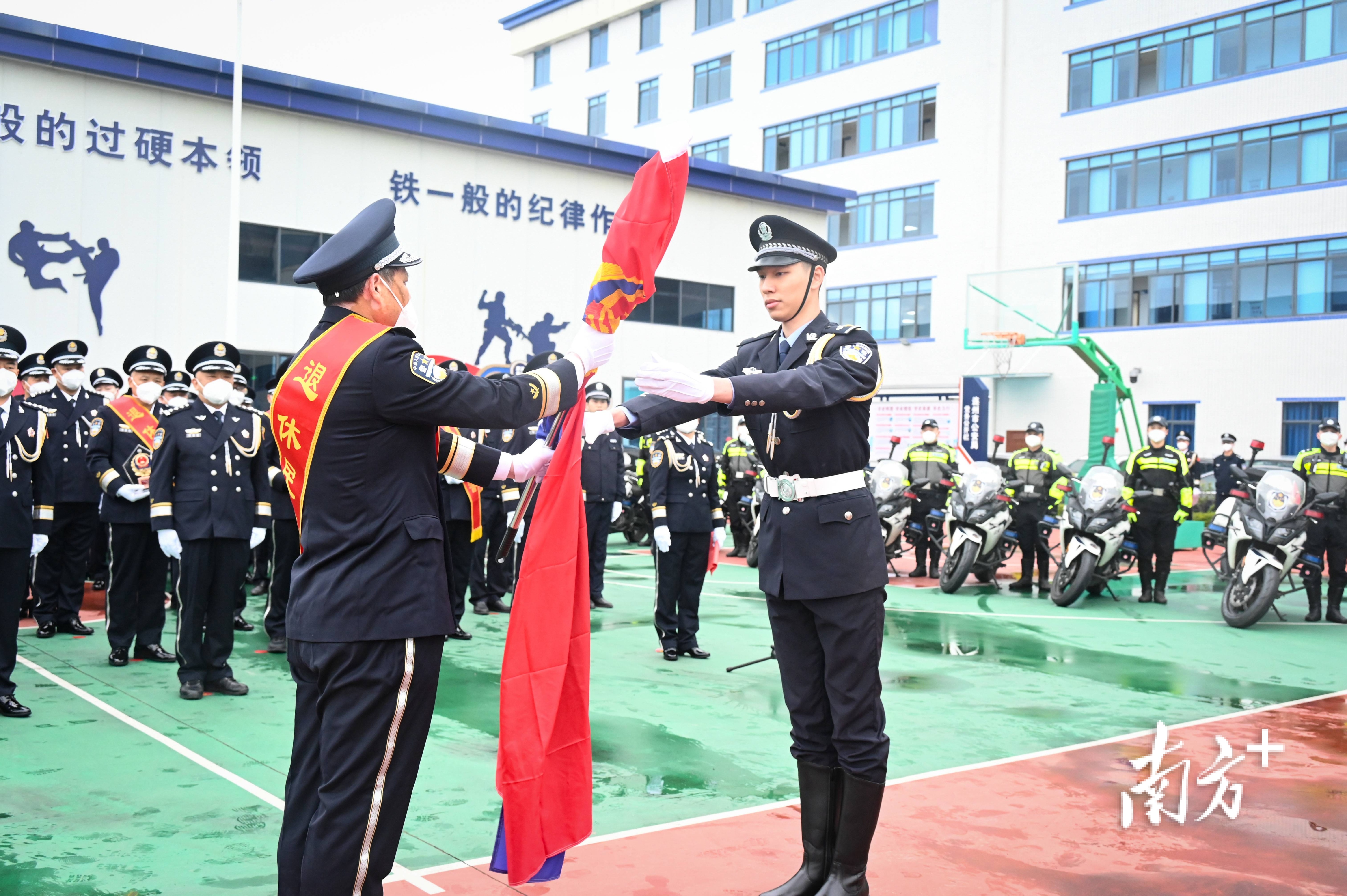 交接警旗。张晓欣 摄 交接警旗。张晓欣 摄