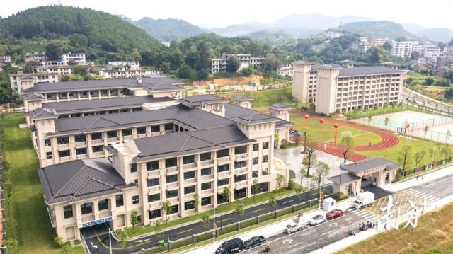 连山第一小学由星河湾集团投入1.6亿元捐建,被誉为可能是“全省乃至全国最美的乡村小学”。黄琳雁 航拍