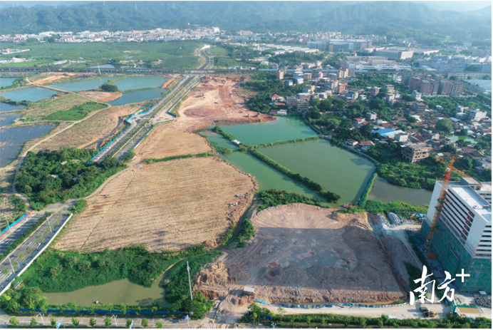 在东莞标准化产业片区谢岗银瓶片区，一宗1045亩的连片产业用地由比亚迪旗下的东莞弗迪动力有限公司成功摘牌。