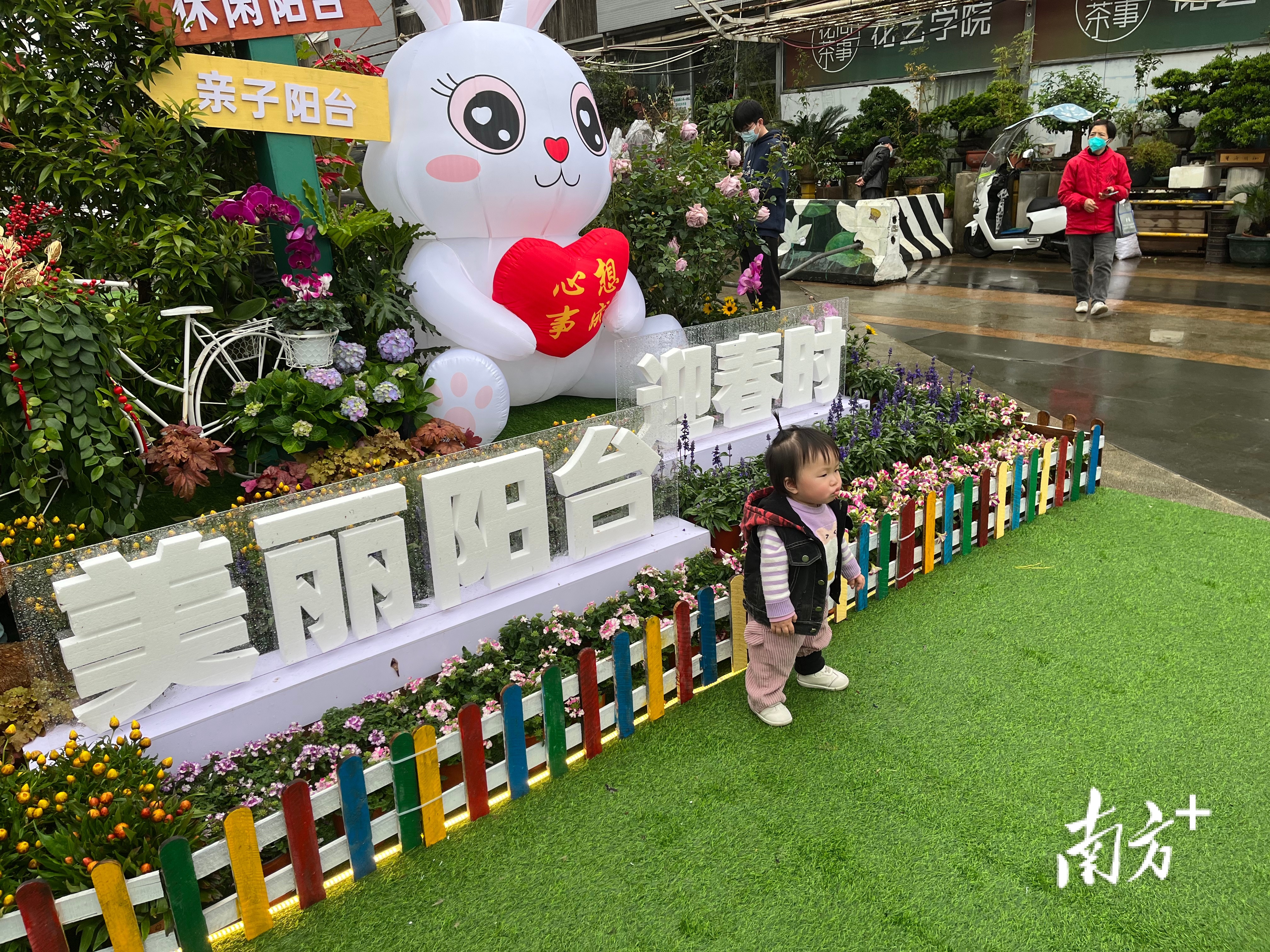 “十里花街”设置了许多年轻人喜闻乐见的项目。