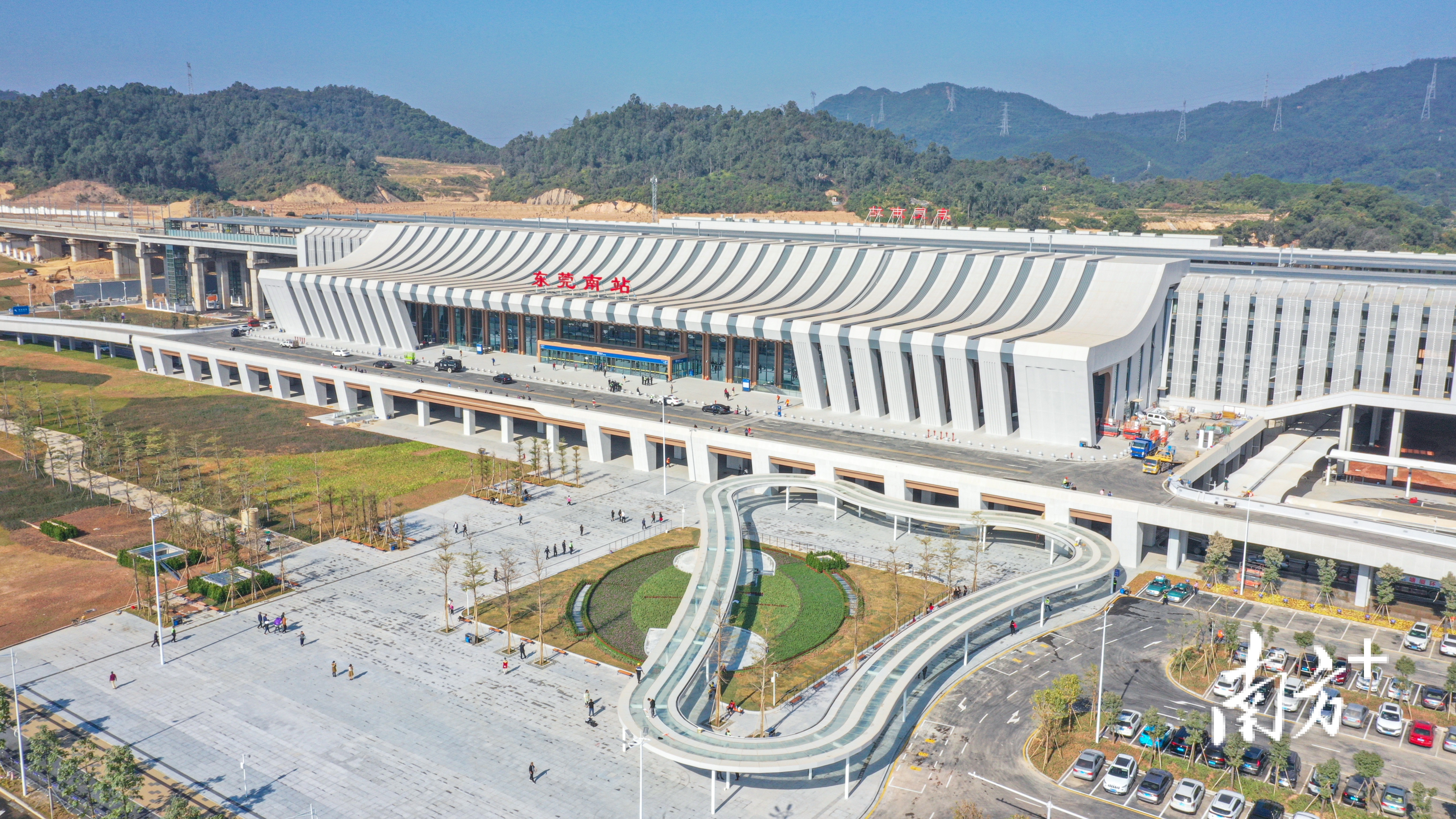 1月15日(本周日)起,在塘厦坐高铁可以直达香港西九龙了,这也将是塘厦与香港之间首次高铁直通,两地的往来将会更加方便快捷。