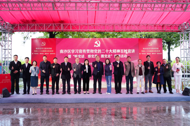 嘉宾、选手上台合影留念