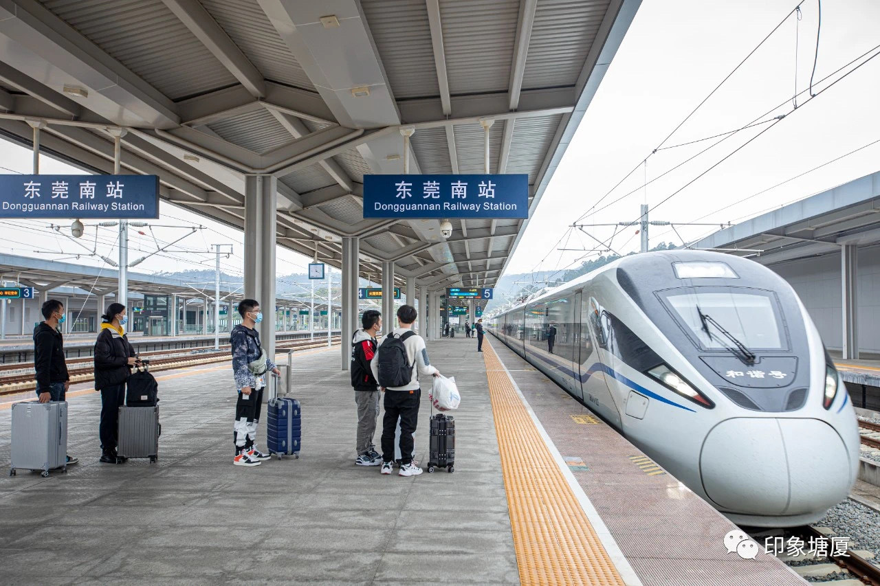 1月15日(本周日)起,在塘厦坐高铁可以直达香港西九龙了,这也将是塘厦与香港之间首次高铁直通,两地的往来将会更加方便快捷。