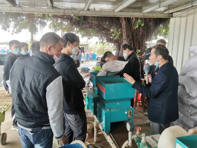 技术人员现场讲解水稻机械化育秧技术要点