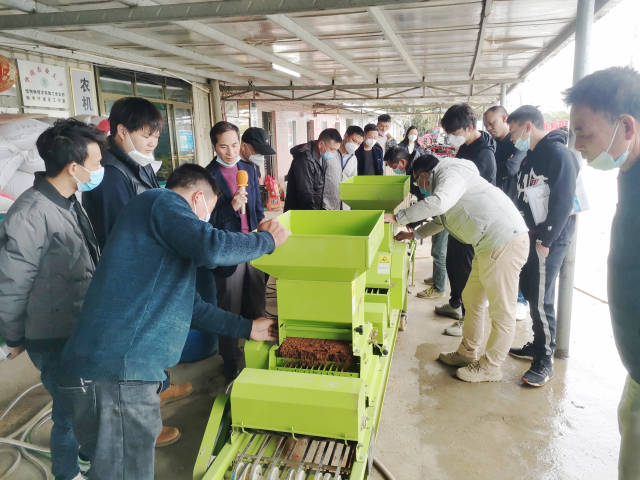 技术人员现场演示水稻机械育秧播种作业