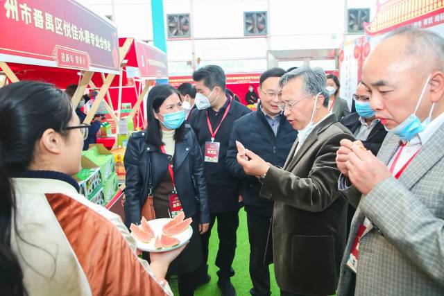 广东省农业农村厅一级巡视员牛宝俊视察“三品一标”农产品展位