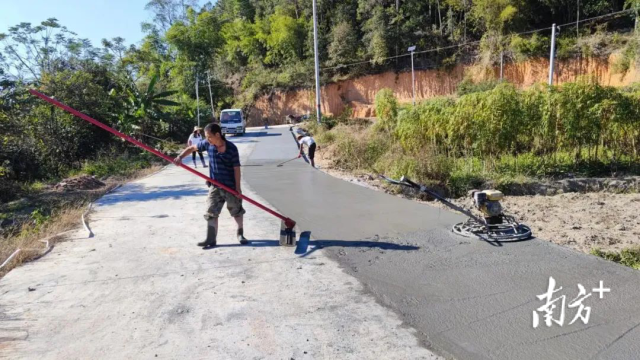 册田至白沙坑村道“单改双”实施硬底化
