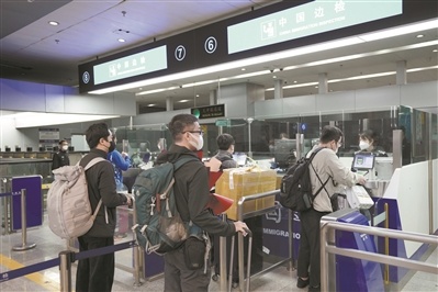 南沙客运港码头，旅客在井然有序地通关。