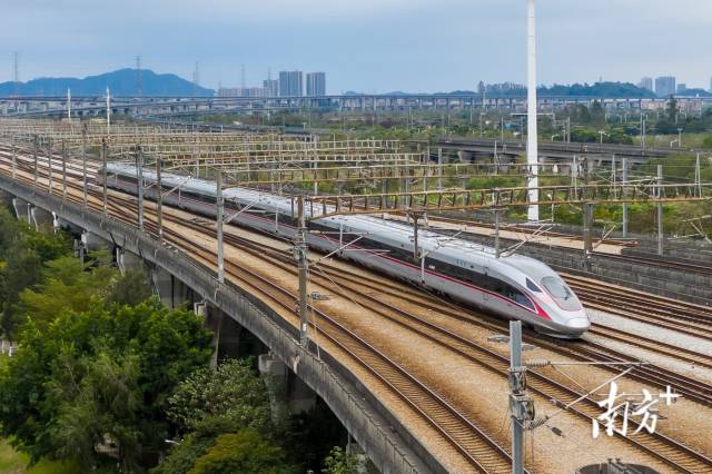广深港高铁线上的复兴号.