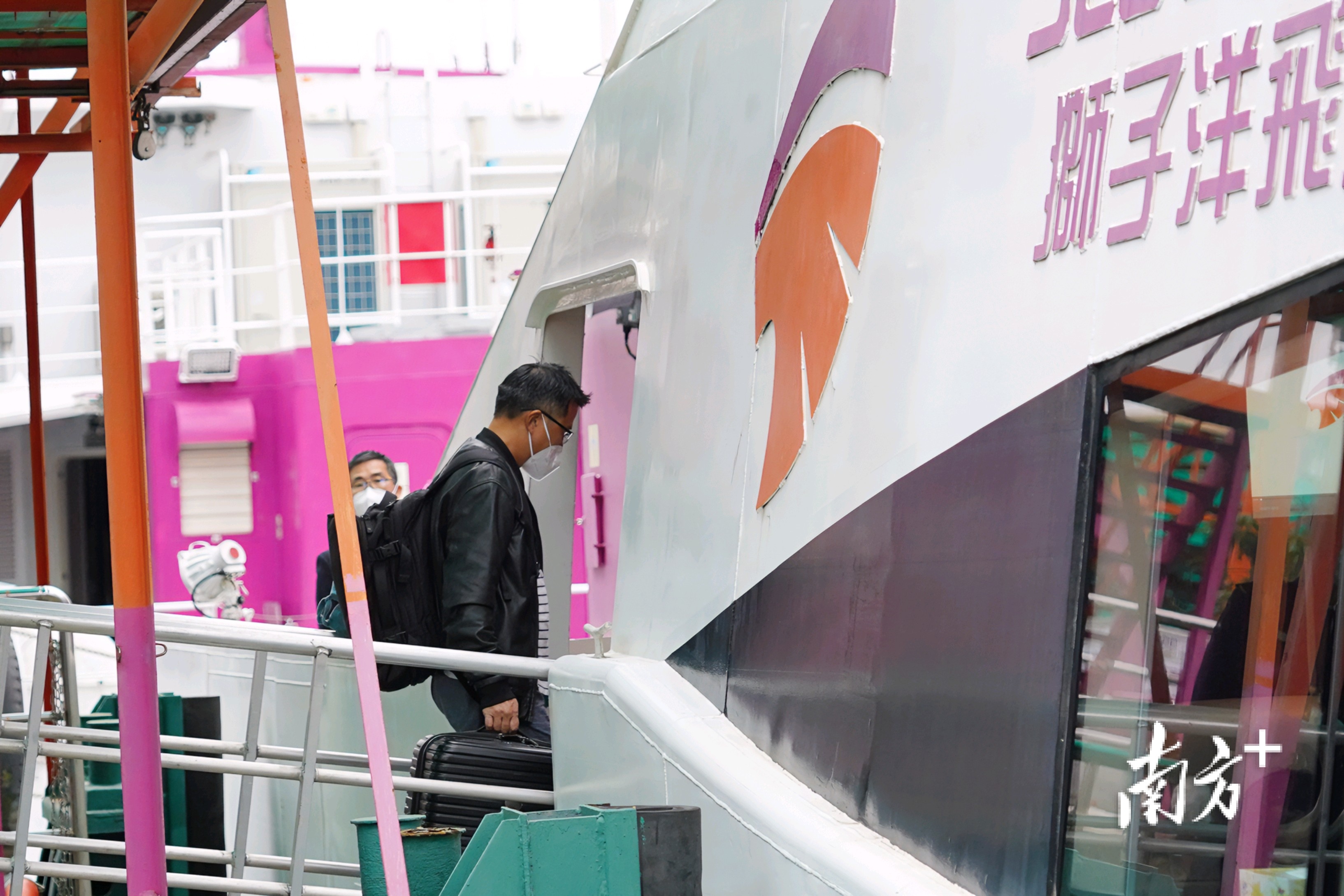   1月15日8时许，东莞虎门港澳客运码头至香港国际机场船班复航，首日乘坐“狮子洋8”的旅客超七成是返乡过年的台商。何绮莹 摄