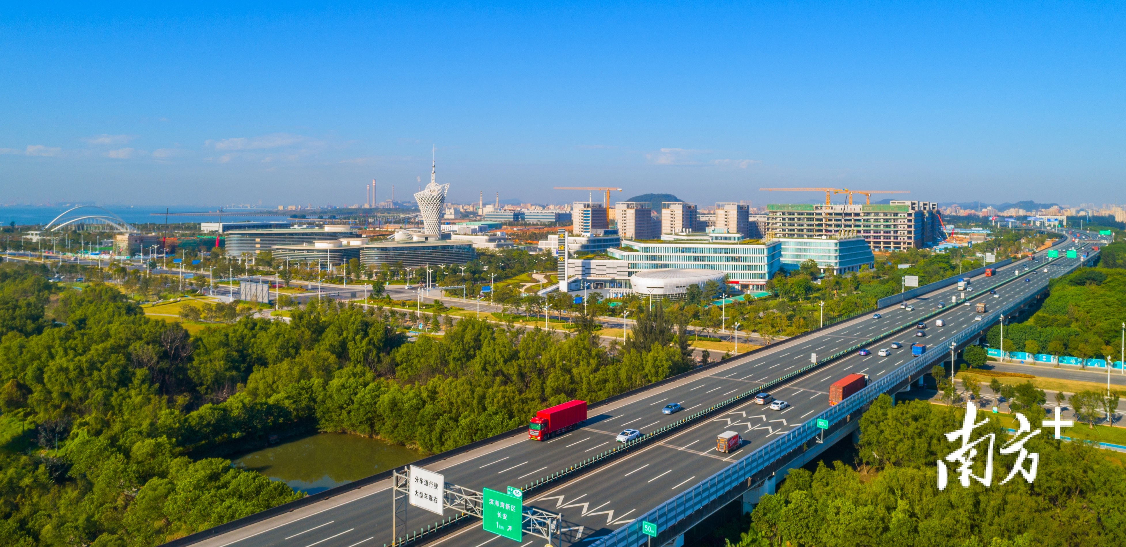 从广深沿江高速远眺滨海湾新区,新城加速崛起。滨海湾宣供图 从广深沿江高速远眺滨海湾新区,新城加速崛起。滨海湾宣供图