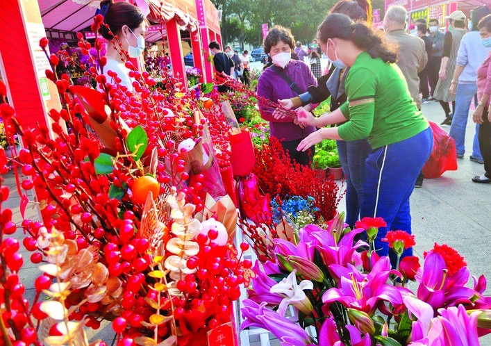 迎春花市上，红红火火的“福桶”备受市民青睐。记者朱金赞 摄