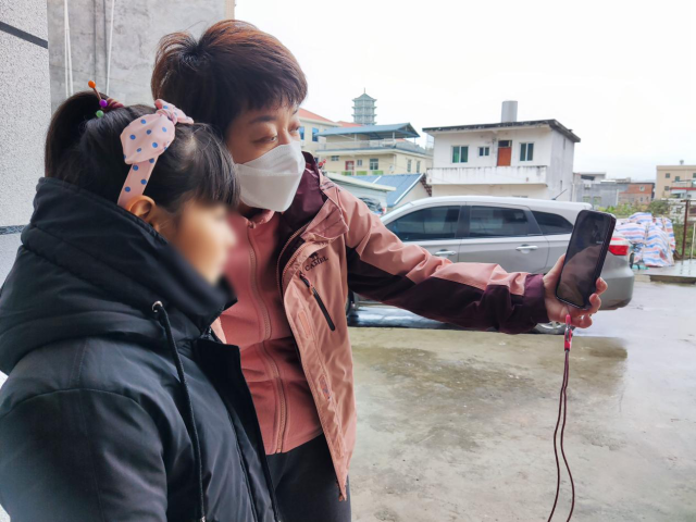 在驻潭溪村第一书记王宏芳的帮助下，小柔正在和笔友视频聊天。